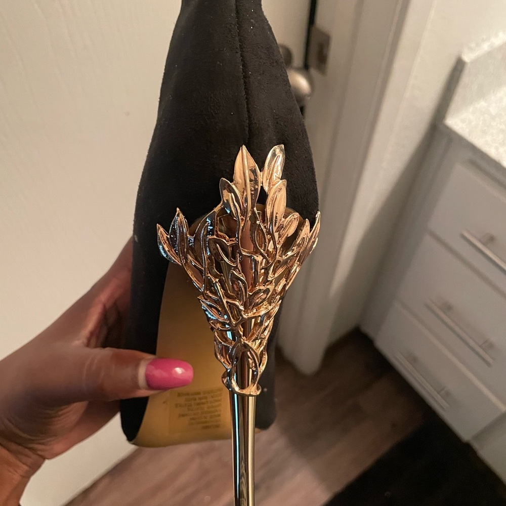 Shoe Dazzle Black Heels with Gold Leaf Accent